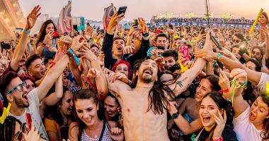 DJ-ul american Steve Aoki, pe scena festivalului Neversea, de la vară - 2