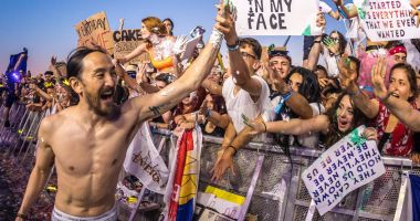 Stire din Cultură-Educație : DJ-ul american Steve Aoki, pe scena festivalului Neversea, de la vară
