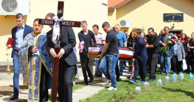 Stire din Eveniment : IMAGINILE DEZNĂDEJDII / Fetele moarte în incendiul de la "Beirut", conduse pe ultimul drum. Cine sunt vinovații?