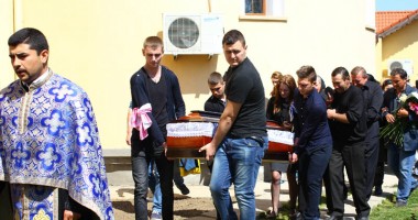 IMAGINILE DEZNĂDEJDII / Fetele moarte în incendiul de la "Beirut", conduse pe ultimul drum. Cine sunt vinovații? - 2