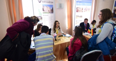 Stire din Cultură-Educație : E fiță să fii student peste hotare. Dar ce preț ai de plătit?