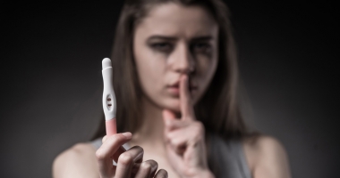 Stire din Social : Școala tace și nu vede, copiii învață despre sex de la TV. Dramele elevelor care devin mame la 15 ani