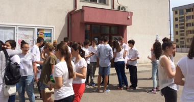 Stire din Cultură-Educație : Elevii au ieșit țopăind de fericire. Profesorii consideră doar aparent ușoare subiectele