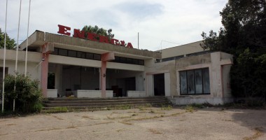 Stire din Eveniment : CONSTANȚA, IMAGINILE DEZASTRULUI - Afacerea de miliarde care-i mai "hrănește" doar pe hoții de fier vechi