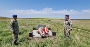Stire din Eveniment : FOTO. DURERE ȘI LACRIMI, LA 12 ANI DE LA CATASTROFA AVIATICĂ DE LA TUZLA