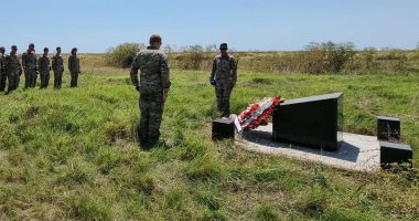 FOTO. DURERE ȘI LACRIMI, LA 12 ANI DE LA CATASTROFA AVIATICĂ DE LA TUZLA - 3