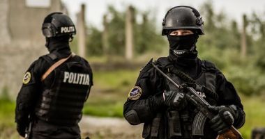 Stire din Eveniment : Condamnații cu bani, care fug în străinătate pentru a nu ajunge la închisoare, vor fi acuzați de evadare