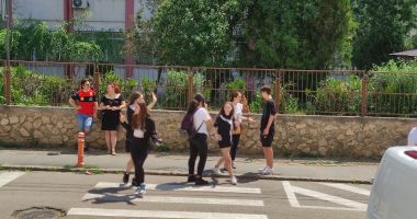 Elevii participanţi la Evaluarea Naţională, în extaz! "Au fost subiecte de clasa a VI-a". Profesorii îi contrazic - 3