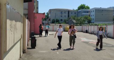 Elevii participanţi la Evaluarea Naţională, în extaz! "Au fost subiecte de clasa a VI-a". Profesorii îi contrazic - 4
