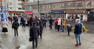 Fără adăpost în staţiile de autobuz. „Suntem lăsaţi ca vitele, în ploaie!” - 2