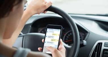 Stire din Eveniment : Atenție, șoferi! Folosirea telefonului la volan vă poate lăsa fără permis pentru o lună!