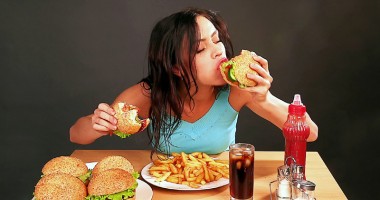 Stire din Sănătate : Otrava din fast-food. Cum te duce șaorma la cancer de colon