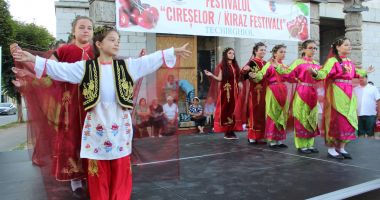 Stire din Social : Distracție, delicatese și voie bună la "Festivalul Cireșelor", organizat de UDTR şi Primăria Techirghiol