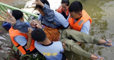 Stire din Actualitate : Dezastru în Filipine, în urma taifunului Haiyan. Peste 1.200 de persoane au murit