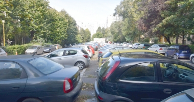 Stire din Social : Constănțenii cer parcări în oraș. "Sunt terenuri care stau pârloagă, cu bălării cât casa! Cine să le amenajeze?"