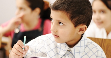 Stire din Cultură-Educație : Scandalos! Mamă a șase copii, umilită de ceilalți părinți pentru că nu dă bani la fondul clasei