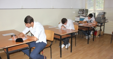 Stire din Cultură-Educație : Frustrare de bacalaureat repetent: "Habar n-am ce-oi fi crezut că fac a doua oară!"