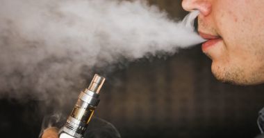 Stire din Eveniment : Țigările electronice și cele care încălzesc tutunul ar putea fi interzise în localuri. "Au efecte nocive"