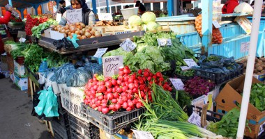 Stire din Cetățenești : De ce "piețarii" nu permit clienților să-și aleagă marfa?