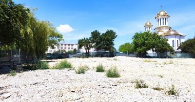 În așteptarea parcului din locul Galeriilor Soveja. „Va fi invadat de bălării până se face ceva!” - 2