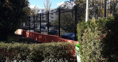 Stire din Social : Gard reparat pe bucăţele, la Şcoala nr. 29 „Mihai Viteazul”