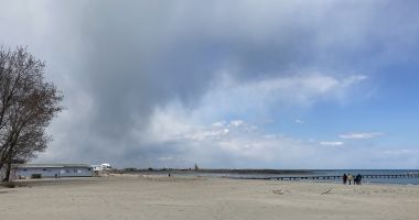 Gard pe plaja din Mamaia. Pasarela de la Cazino, îngropată şi împrejmuită pentru a fi protejată - 3