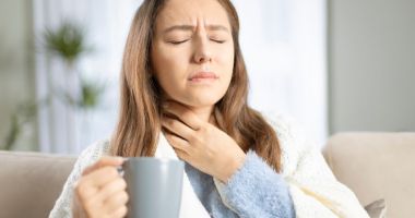 Stire din Sănătate : Scăpați de durerile din gât cu lichide și fructe!