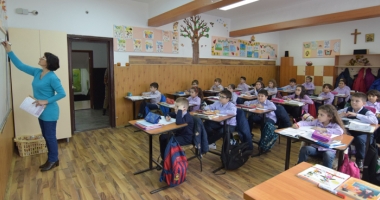 Stire din Cultură-Educație : Școala fără teme, între bucuria elevilor și grijile părinților. Cum s-au descurcat copiii fără lecții pentru acasă