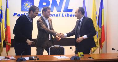 Stire din Politică-Administrație : Primarul George Scupra a semnat adeziunea la PNL. Vrea să recâștige Primăria Ovidiu cu 70%
