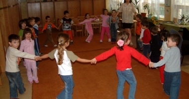 Stire din Cultură-Educație : Inspectorul școlar general avertizează părinții: Aveți grijă la ce grădinițe private vă dați copiii!