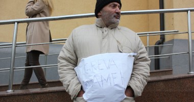 Stire din Eveniment : Greva foamei pentru o casă de pe B-dul Ferdinand