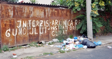 Stire din Politică-Administrație : Primăria Constanța și mizeria din oraș. Cine ar trebui să-i amendeze  pe constănțenii certați cu bunul simț?