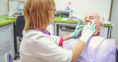 Stire din Sănătate : Gura de tranşee provoacă inflamaţia şi sângerarea gingiilor