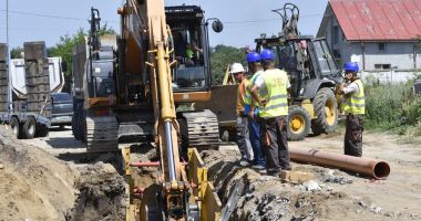 Stire din Economie : Guvernanți, vreți să nu mai plece românii din țară? Investiți în infrastructura de apă, canalizare, electricitate și gaze!