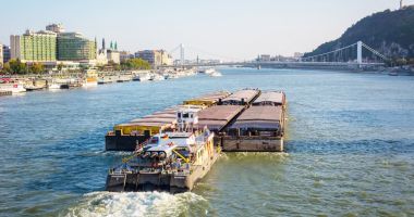 Stire din Economie : Guvernul Ciucă vrea să trezească din morți transportul fluvial de containere
