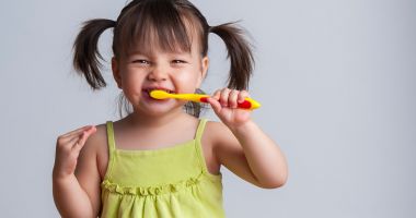 Stire din Sănătate : Igiena dentară la copii este esenţială. Spălați-i des pe dinți!