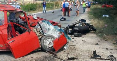 Stire din Eveniment : Galerie foto / Impact nimicitor! Doi morți după ce o motocicletă a făcut praf o mașină