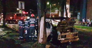 Stire din Eveniment : Fetiță arsă de vie, după ce o rulotă a luat foc în trafic. Incendiul a fost urmat  de o explozie