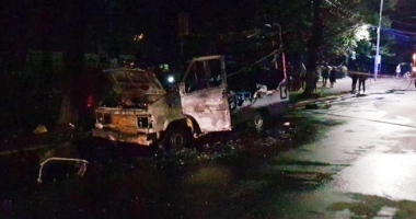 Fetiță arsă de vie, după ce o rulotă a luat foc în trafic. Incendiul a fost urmat  de o explozie - 3