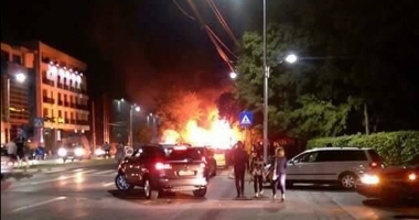 Fetiță arsă de vie, după ce o rulotă a luat foc în trafic. Incendiul a fost urmat  de o explozie - 2