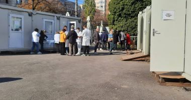 Medicii de la Spitalul de Boli Infecţioase dau consultații în „cabinetele” din curtea instituţiei - 2