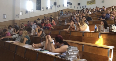 Stire din Cultură-Educație : Inflație de profesori de română. "Nu facultatea e vinovată,  ci autoritățile locale!"