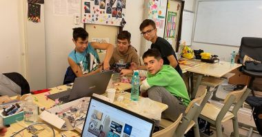 Avalanșă de solicitări pentru cercul de programare din nou-înființatul laborator de informatică al Școlii 30 - 2
