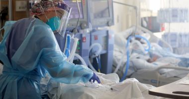Stire din Social : Îngrijorări că se apropie valul al patrulea. „Varianta Delta se extinde rapid! Vaccinurile ne feresc de riscuri!”