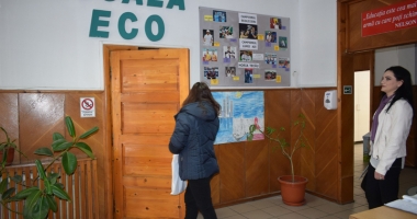 Stire din Cultură-Educație : Disperarea înscrierii la clasa zero și piața vizelor de flotant. Sute de euro pentru a ajunge la învățătoarea râvnită