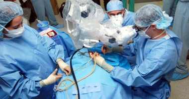 Stire din Sănătate : Mulți dintre noi au această afecțiune,  fără a prezenta simptome. Când trebuie să recurgem la operație?
