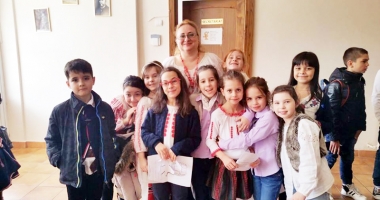Stire din Cultură-Educație : "Părinții se pricep foarte bine la învățământ și vin să ne explice nouă cum să facem pe la clasă!"