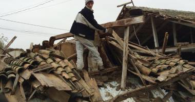 Stire din Eveniment : Prăpăd ca-n vremea lui Noe, la Constanța. Case distruse, oameni disperați
