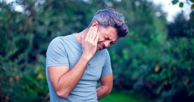 Stire din Sănătate : Dermatita poate duce inclusiv la iritaţii în spatele urechilor