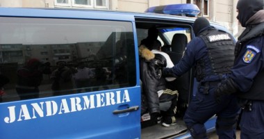 Stire din Eveniment : Jandarmii, în "vizită" la Târgul Duminical Obor. Iată ce bunuri au fost oprite de la comercializare